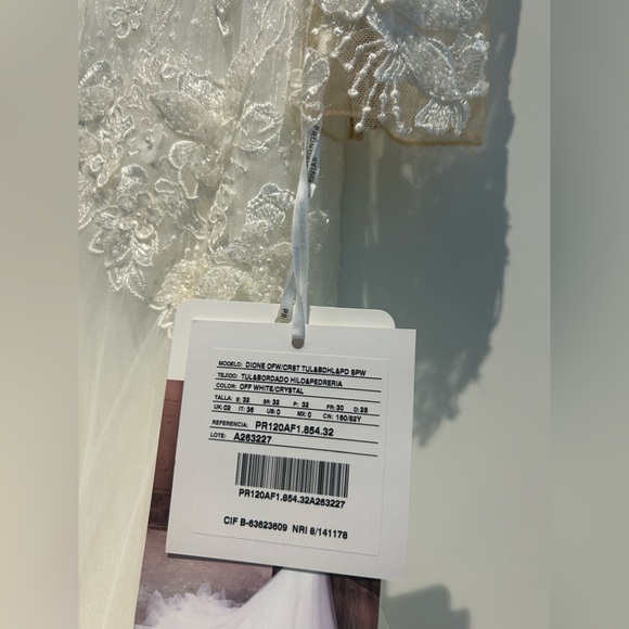 Pronovias Dione wedding dress - Picture 9 of 17